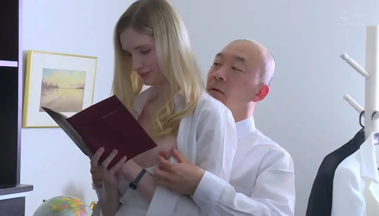 Con trai đi làm, bố chồng ở nhà địt nàng dâu phương Tây
