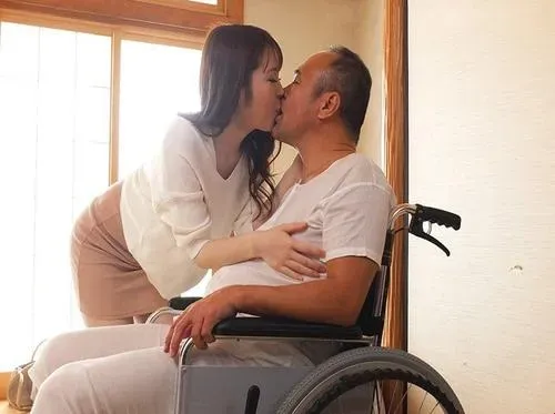 Con dâu hiếu thảo chăm sóc bố chồng tàn tật