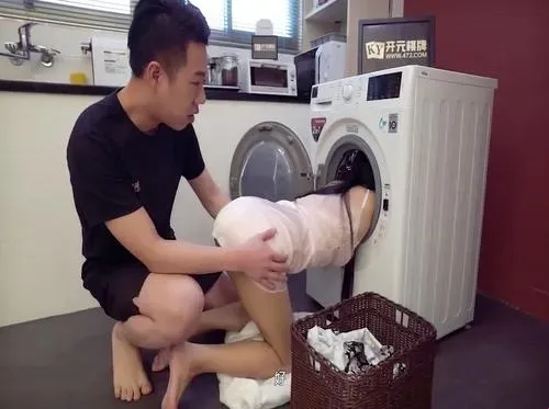Đụ từ phía sau cô bạn ở cùng phòng bị kẹt trong máy giặt
